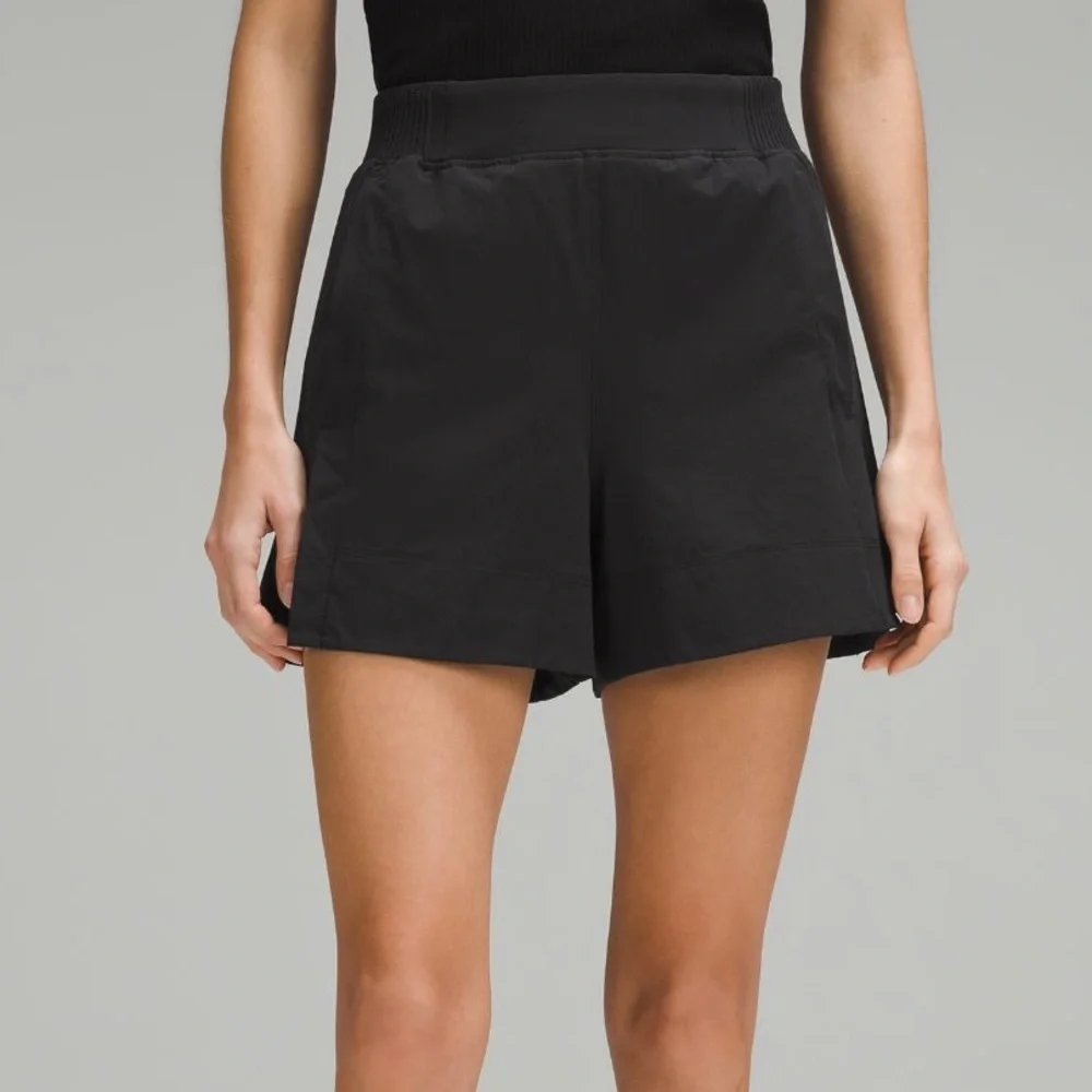 Lululemon Stretch Woven Relaxed-Fit High-Rise
Short 4" - Size M - Picture 3 of 6